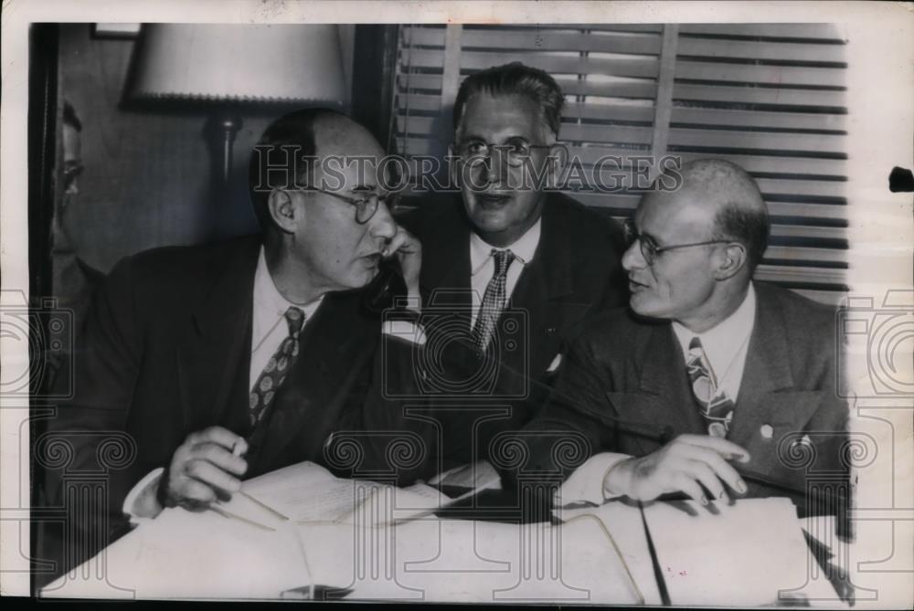 1948 Press Photo Senators Stenson, Douglas &amp; Avry at a meeting - neo00781 - Historic Images