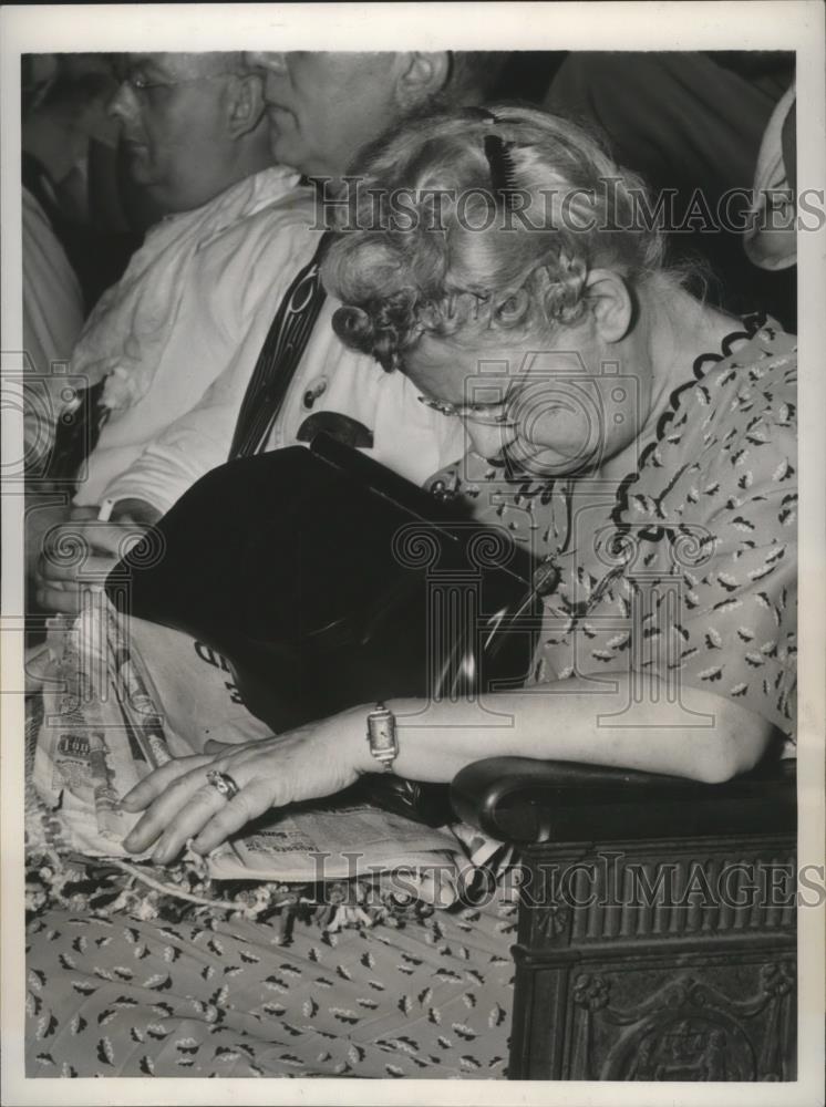 1948 Press Photo Elderly woman takes a nap at Convention Hall - nef60443 - Historic Images