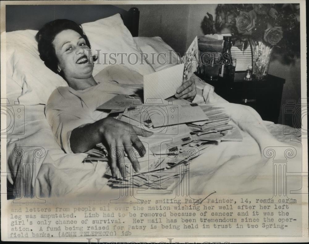 1950 Press Photo Patsy Painter Reads Get Well Cards  After Left Leg Amputation - Historic Images