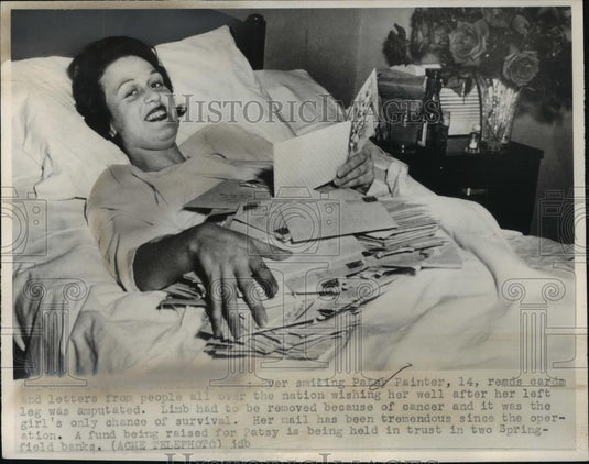 1950 Press Photo Patsy Painter Reads Get Well Cards  After Left Leg Amputation - Historic Images