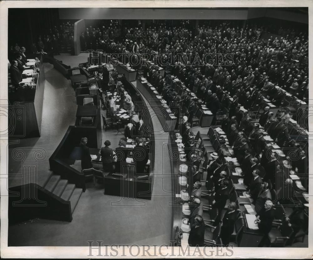 1950 Press Photo Delegates stand during a minute of silent prayer or meditation - Historic Images