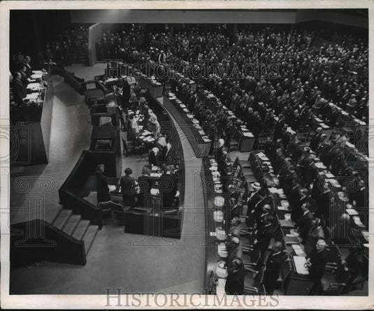 1950 Press Photo Delegates stand during a minute of silent prayer or meditation - Historic Images