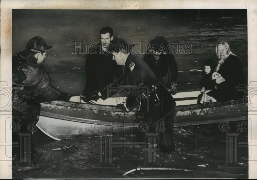1950 Press Photo Evacuation of flooded residences in low-lying - nef60491 - Historic Images