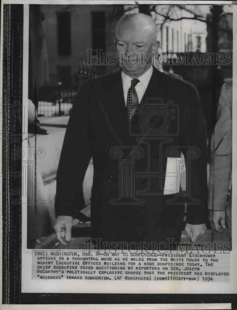 1954 Press Photo Pres. Eisenhower walking to nearby executive offices building - Historic Images