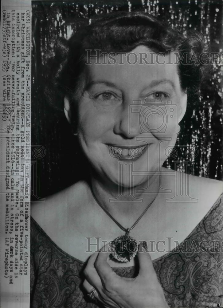 1955 Press Photo Mamie Eisenhower showing her Christmas gift from the President - Historic Images