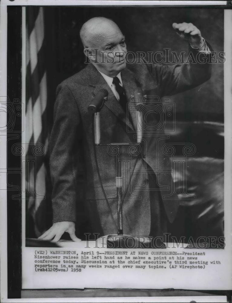 1958 Press Photo President Eisenhower making a point at his news conference - Historic Images