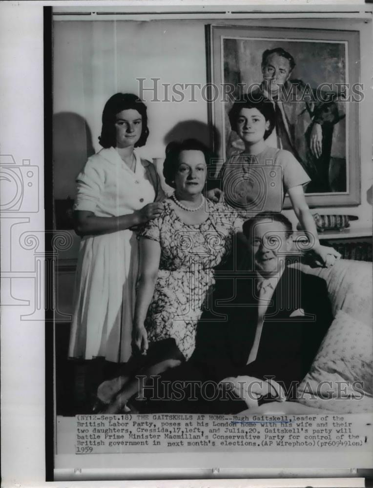 1959 Press Photo Hugh Gaitskell posing with his family at his London home - Historic Images