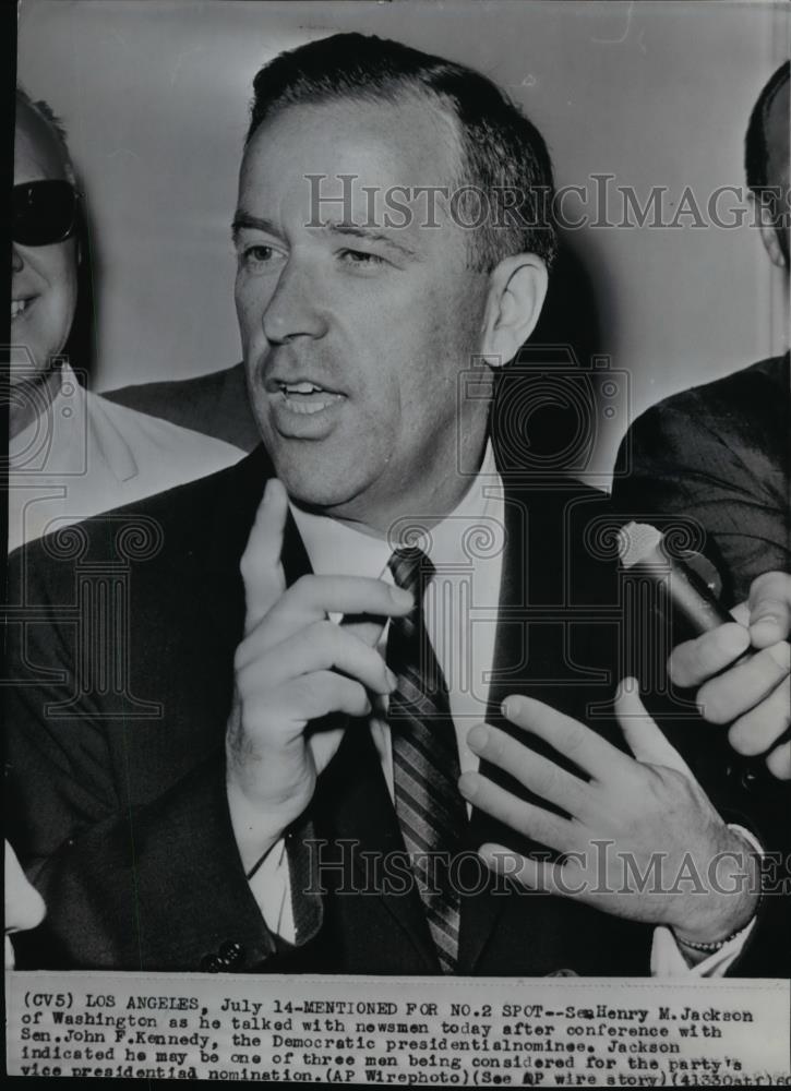 1960 Press Photo Sen. Henry M. Jackson talking to newsmen in Los Angeles - Historic Images