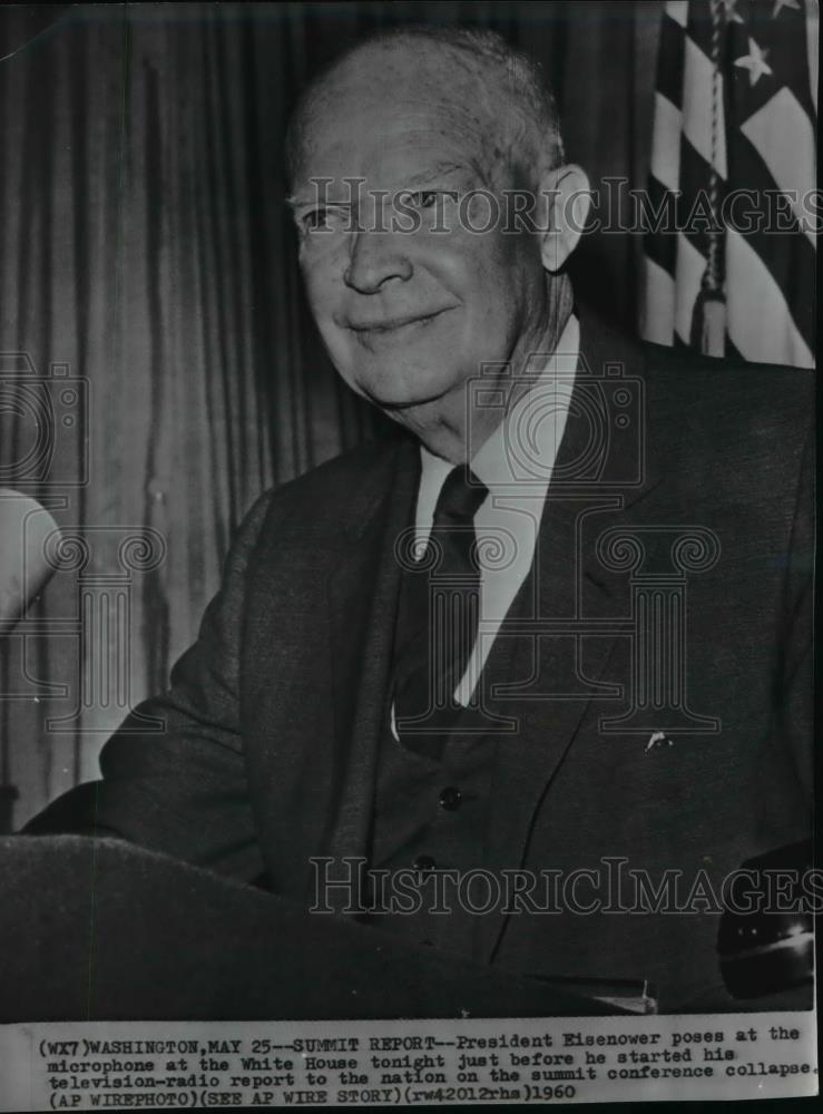 1960 Press Photo President Eisenhower poses at the microphone at the White House - Historic Images