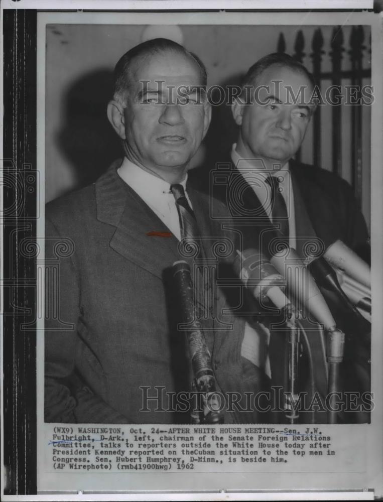 1962 Press Photo Sen J.W. Fulbright talking to reporters outside the White House - Historic Images