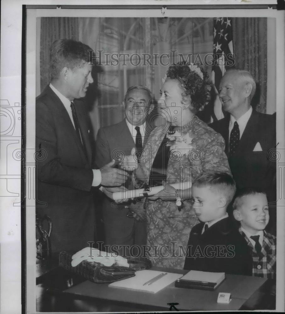 1963 Press Photo President Kennedy congratulates Mrs. Kathryn E. Granahan - Historic Images