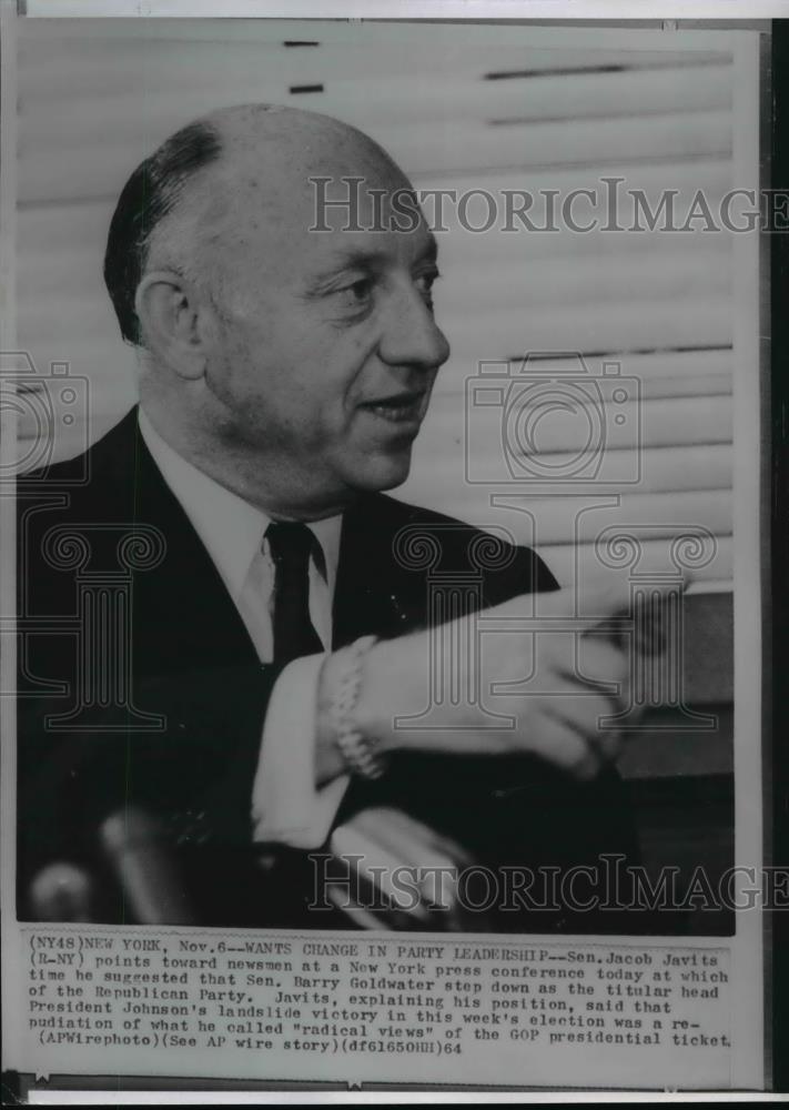 1964 Press Photo Sen. Javits talking to newsmen at a New York press conference - Historic Images