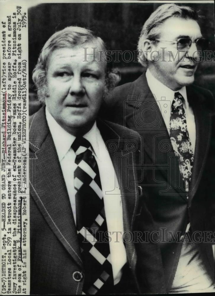 1975 Press Photo Richard Fitzsimmons and his attorney entering the Federal Bldg. - Historic Images