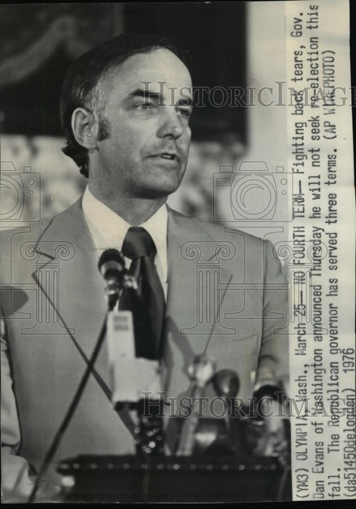 1976 Press Photo Gov. Dan Evans of Washington making an announcement in Wash. - Historic Images