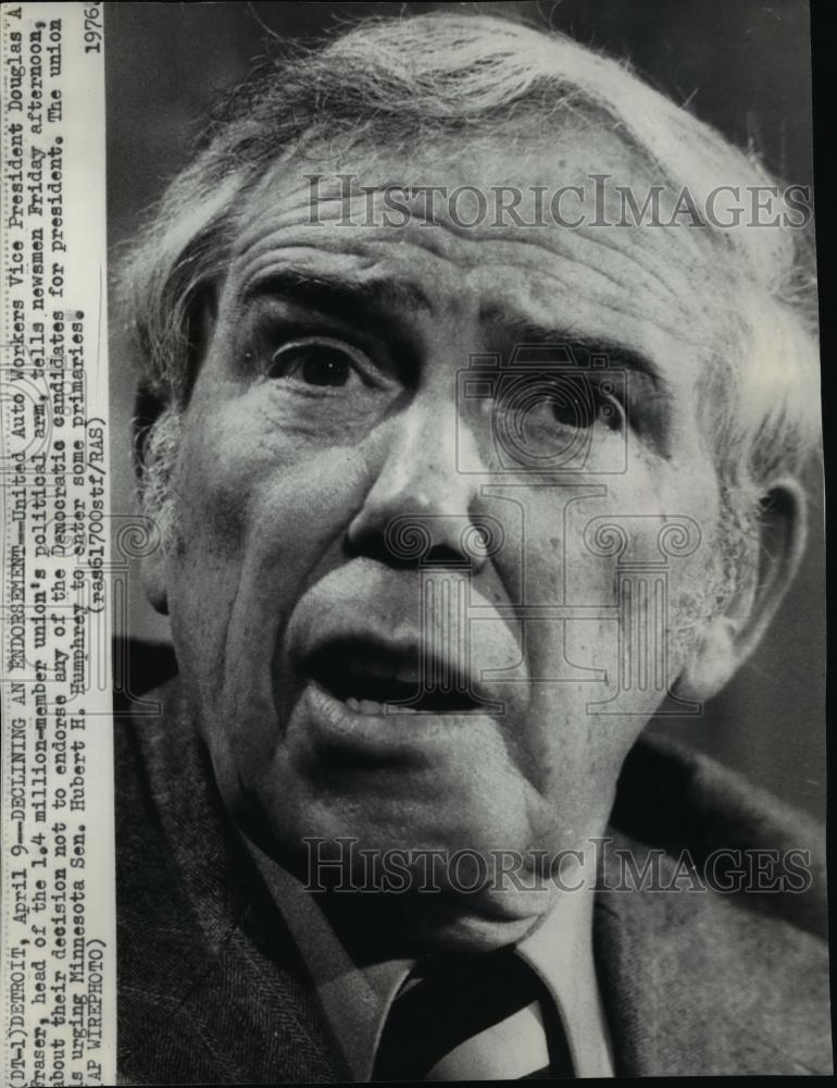 1976 Press Photo Douglas A. Fraser talking to newsmen at Detroit - spw02577 - Historic Images