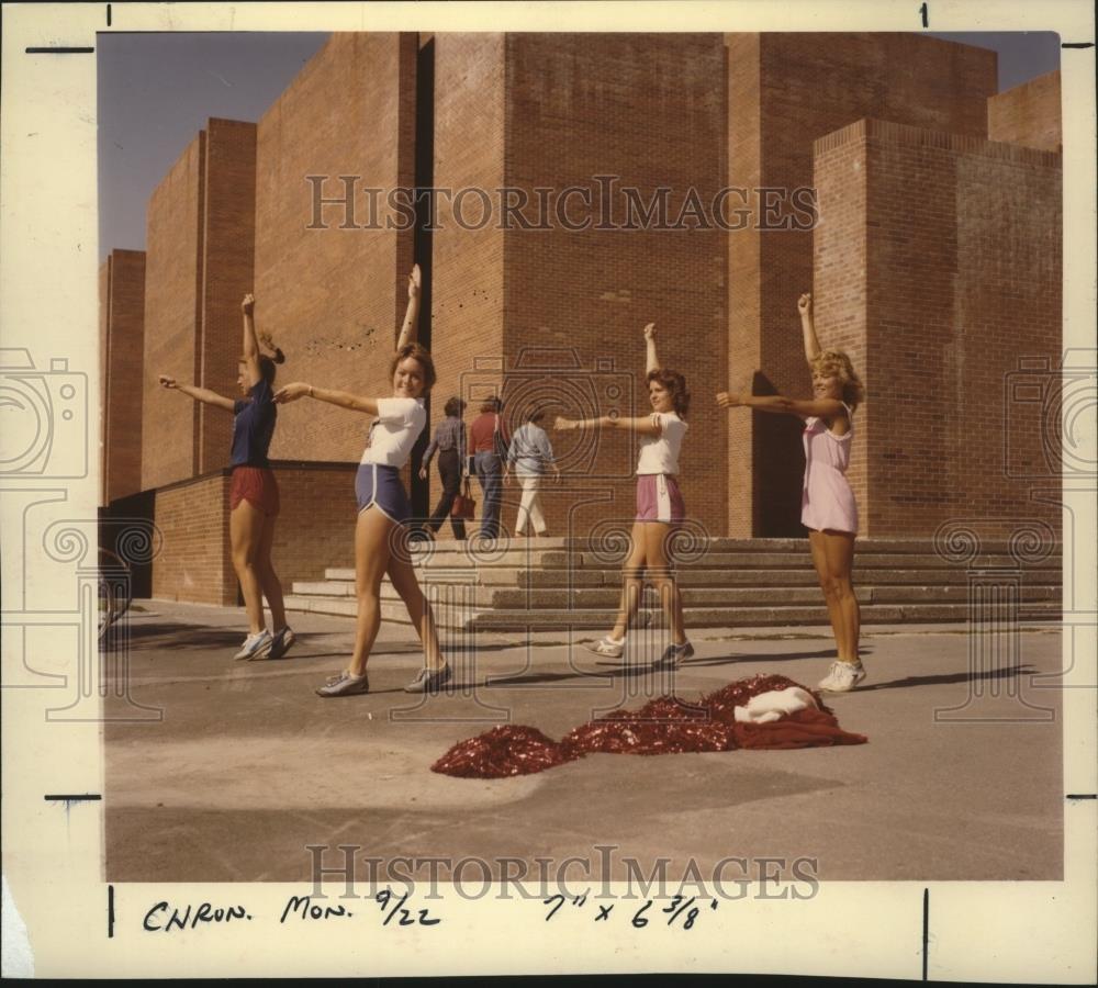 1980 Press Photo Cheerleaders practicing at Eastern Washington University. - Historic Images