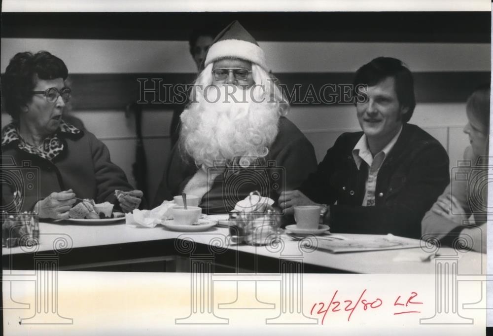 1980 Press Photo Charles Berglund dressed as Santa Claus takes a coffee break - Historic Images