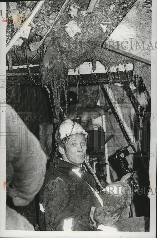 1980 Press Photo Fireman Capt. James Walsh checking the remains of the fire - Historic Images