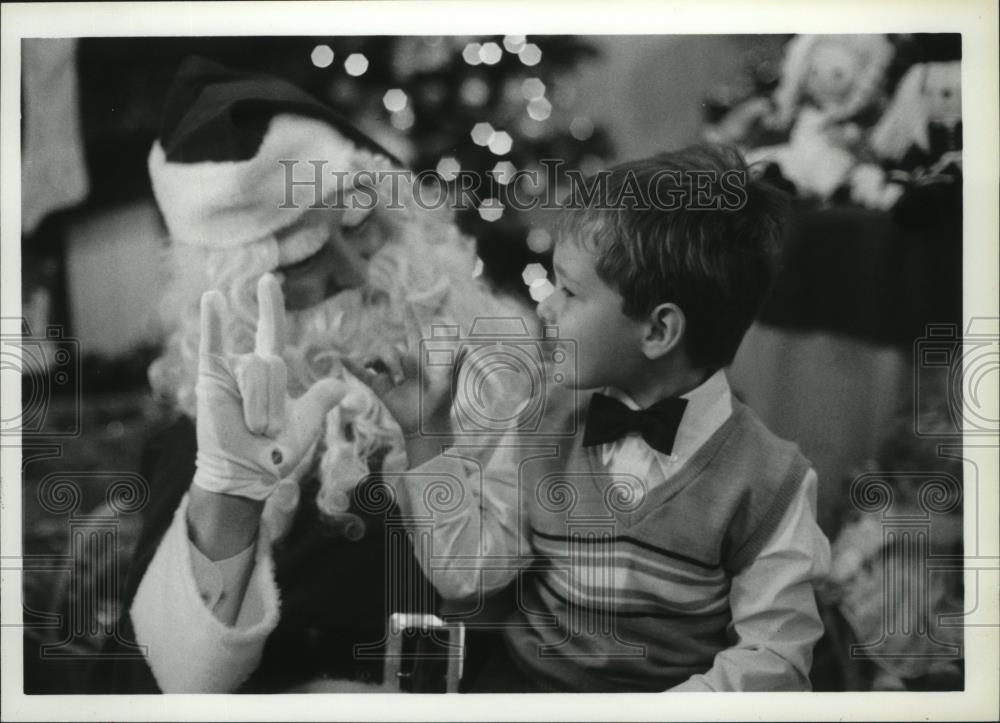 1984 Press Photo Dan Blankenship as Santa Claus gestures hand with Jay Kramer - Historic Images