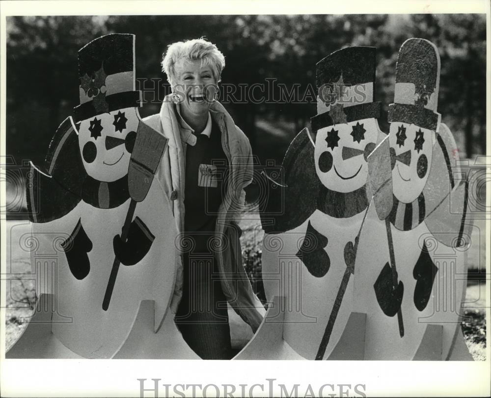 1987 Press Photo Sandra Kimbrough &amp; snowmen she made for North Side neighborhood - Historic Images