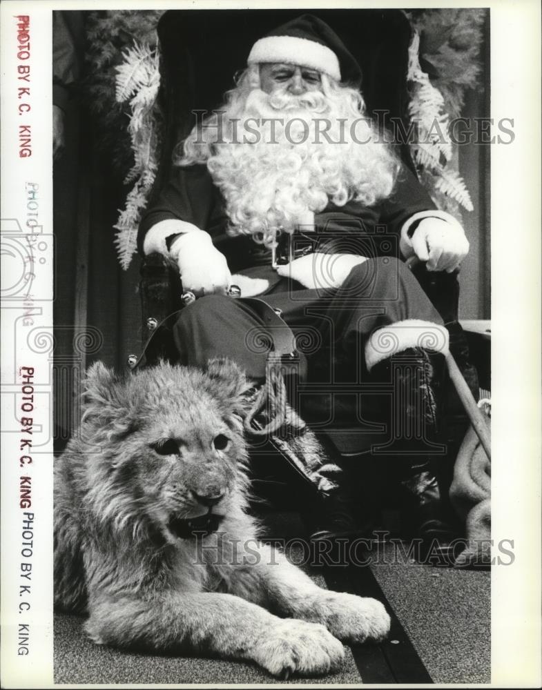 1987 Press Photo Santa Claus visits and collects toys at Cavanaugh&#39;s Inn - Historic Images