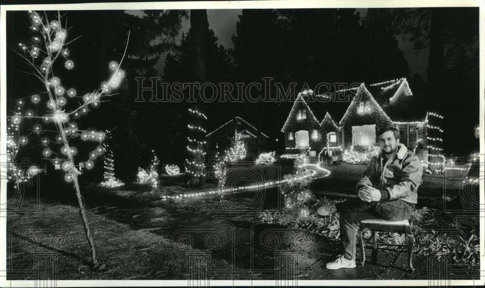 1988 Press Photo Gary Ramelon attempts to win annual Christmas lighting contest - Historic Images