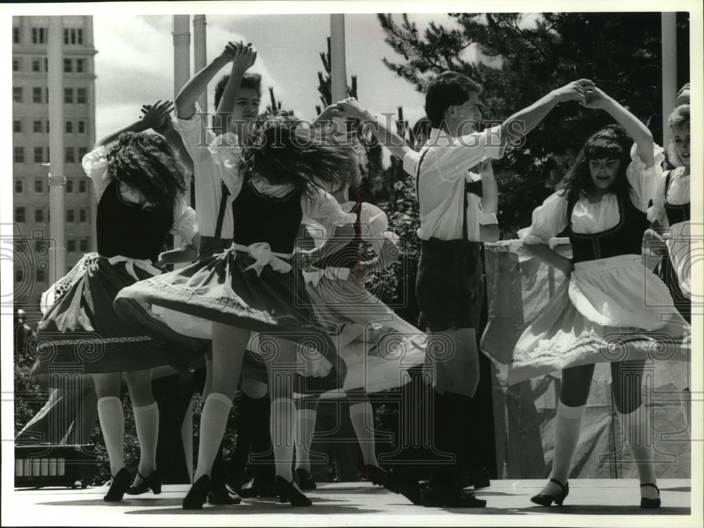 1989 Press Photo Opening day dancers at the Festival of Four Cultures. - Historic Images