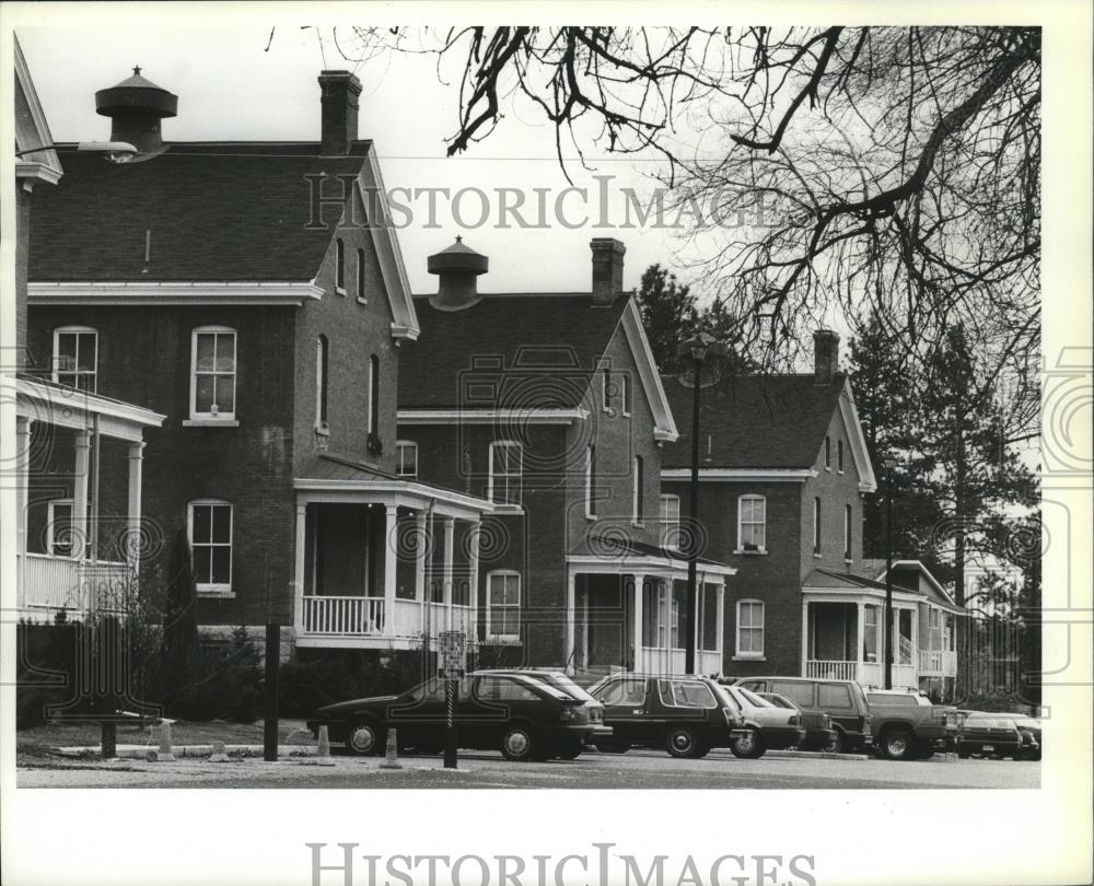1989 Press Photo Fort Wright campus is dotted with brick buildi