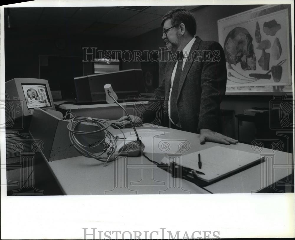 1991 Press Photo Richard Law, Washington State University faculty member - Historic Images