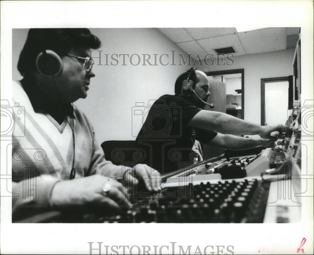 1992 Press Photo Tom Read at cable controls at Talk of the Town taping - Historic Images