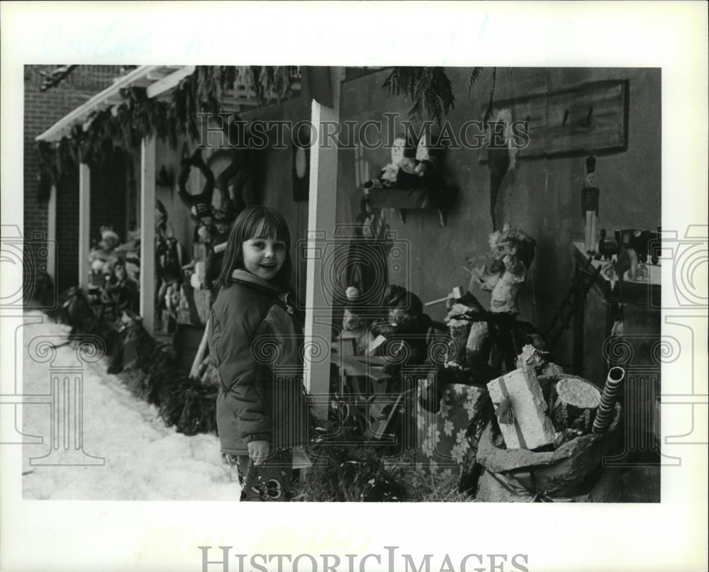 1992 Press Photo Candice Warner at Metaline Falls outdoor Christmas decorations - Historic Images