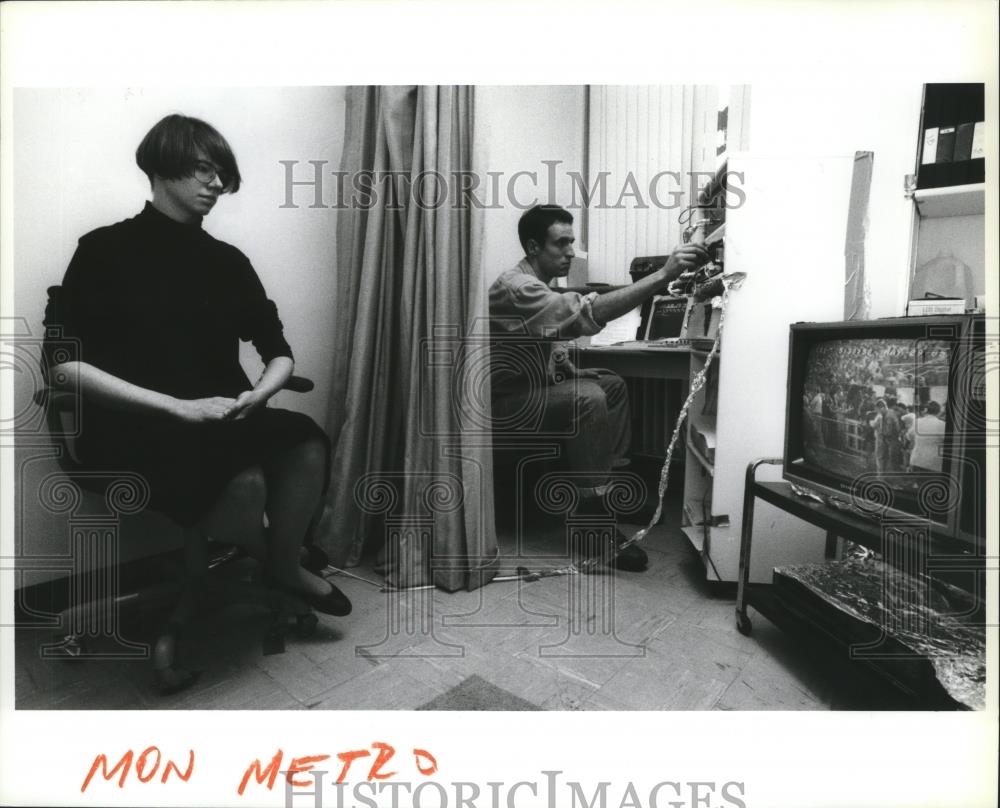 1992 Press Photo John Miller monitors pulse meter as WSU Jennifer Bruek watches - Historic Images