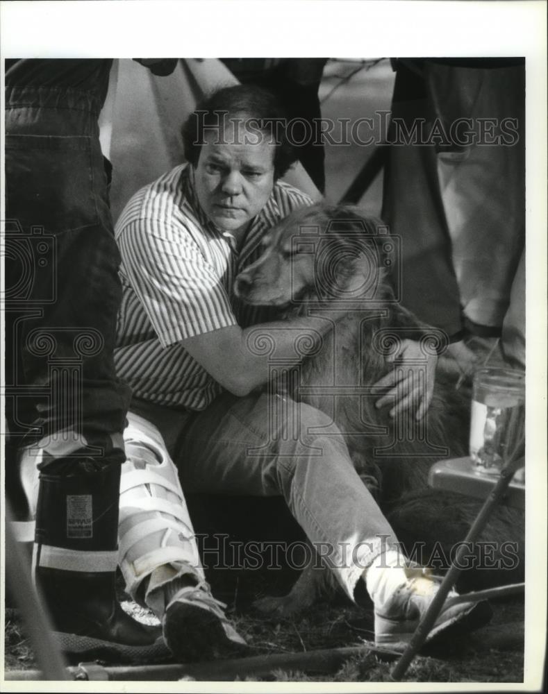 1992 Press Photo Dick Waldorf hugs his dog while fire takes over their home - Historic Images