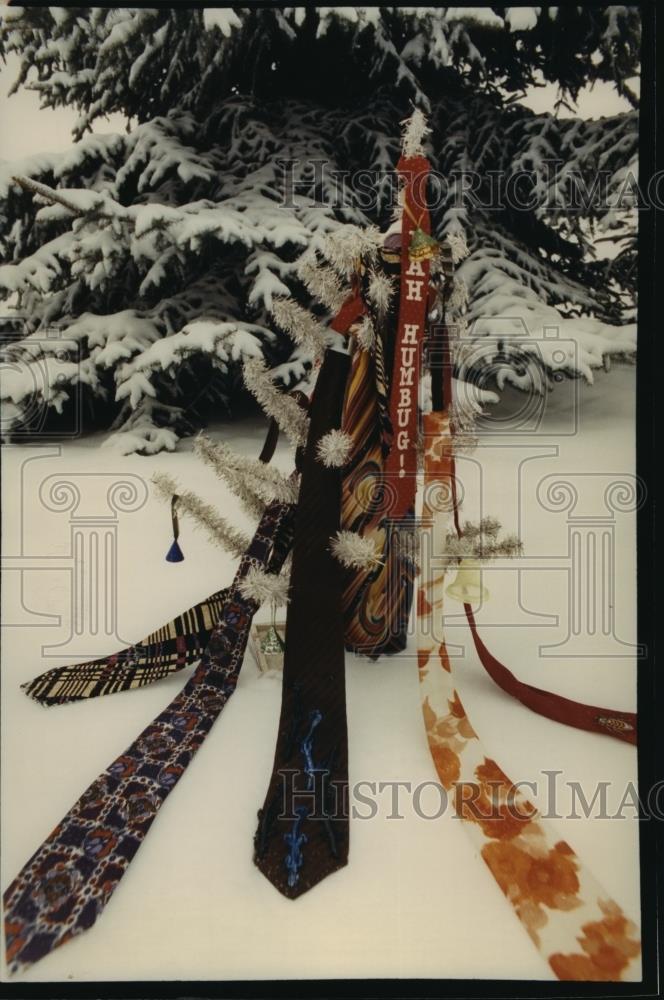 1992 Press Photo Inland Northwest residents show their colors with festive ties - Historic Images