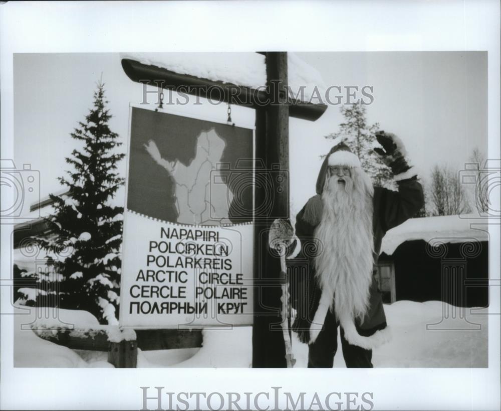 1992 Press Photo Santa Claus at Arctic Circle home greets visitors - spa40414 - Historic Images