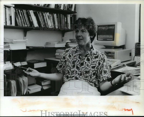 1992 Press Photo WSU professor Valerie Jenness examines image of prost ...