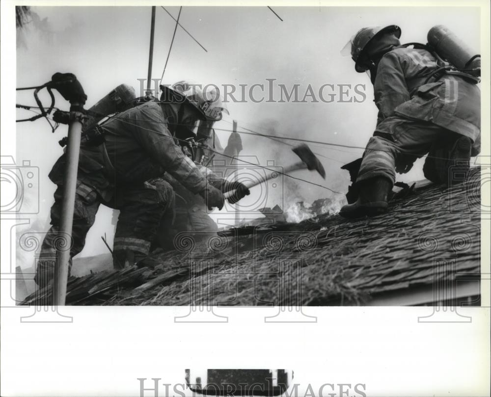 1993 Press Photo Spokane firefighters cut a hole in the roof at W4017 Everett - Historic Images