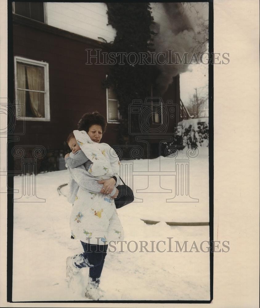 1993 Press Photo Karen Clark and her son, KC left burning Spokane apartments - Historic Images