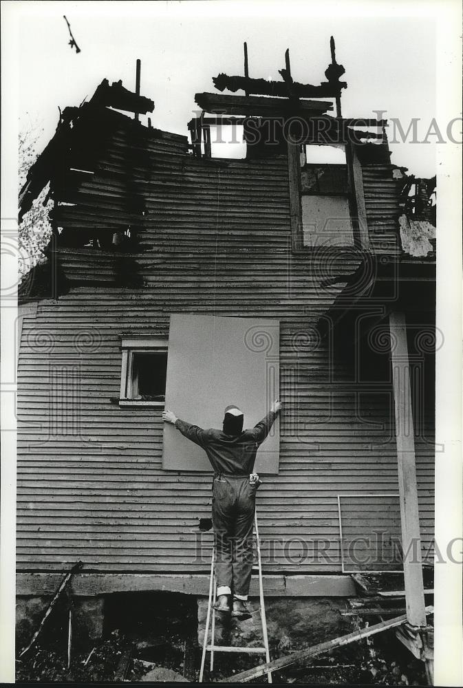 1993 Press Photo Randy Ison works on Spofford vacant house, destroyed by fire - Historic Images
