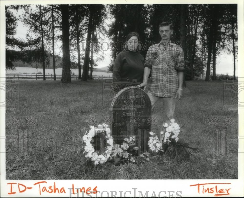 1993 Press Photo Steve &amp; Linda Deckhard stand at gravesite for granddaughter. - Historic Images