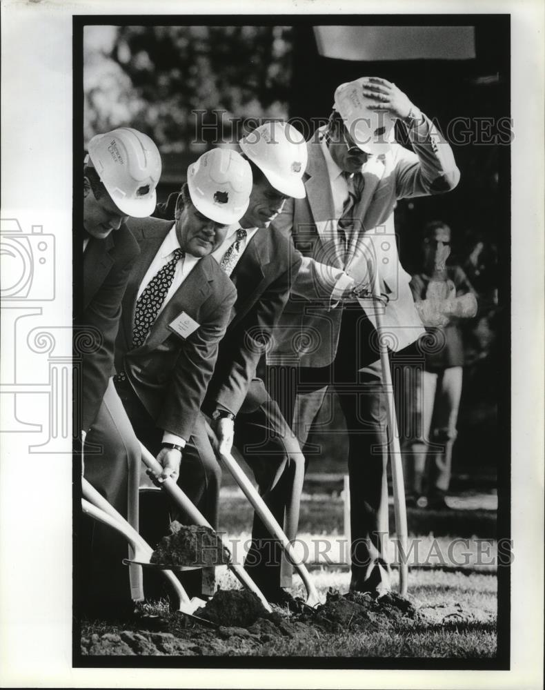 1993 Press Photo Dr. William Robinson during groundbreaking of new cam ...