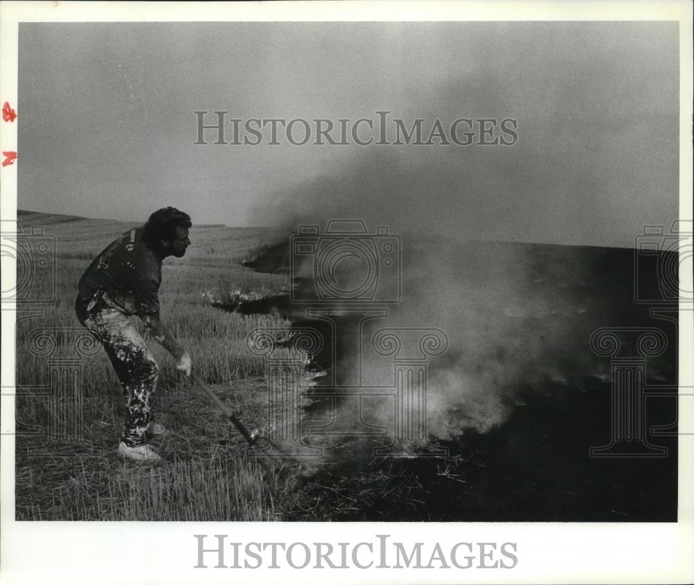 1994 Press Photo Dean Pinzino fighting fire along old Pullman-Moscow Road - Historic Images