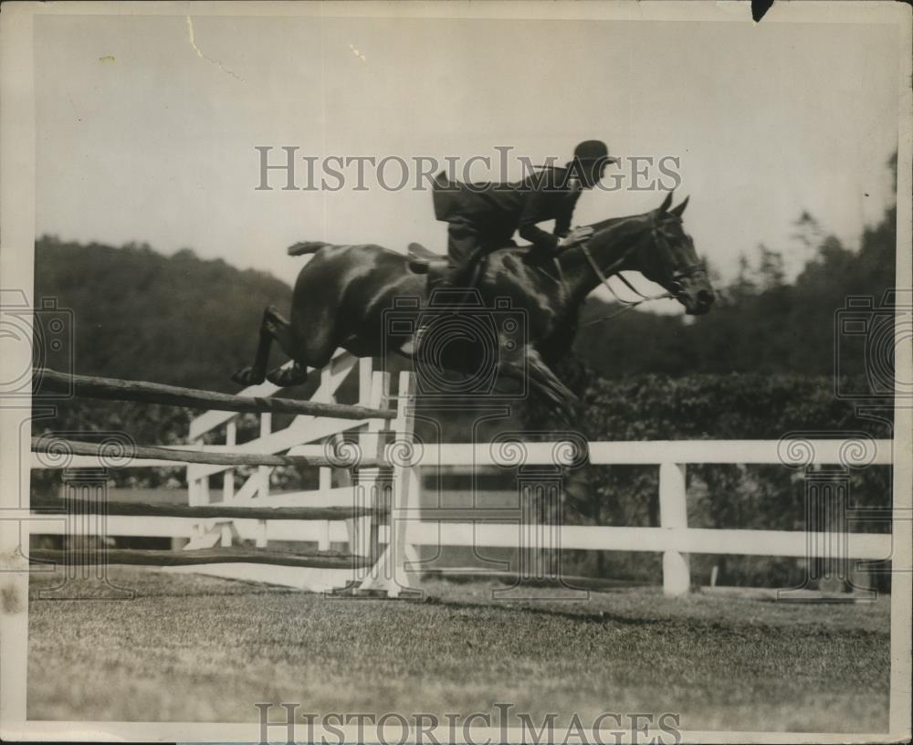 1930 Press Photo Mrs David Rumburgh on Suddin Gold, Tuxedo Horse Show, NY - Historic Images