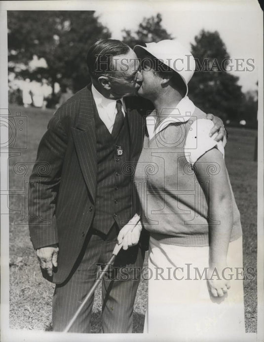 1934 Press Photo Dorothy Traung kiss by her father at Women's Natl. Golf Open - Historic Images