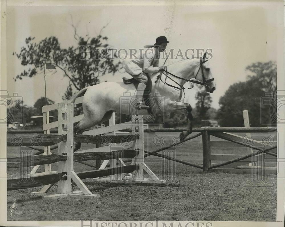 1937 Press Photo Ms.Claire Weber take a jump in A.S.P.C.A. Horsemanship Event - Historic Images