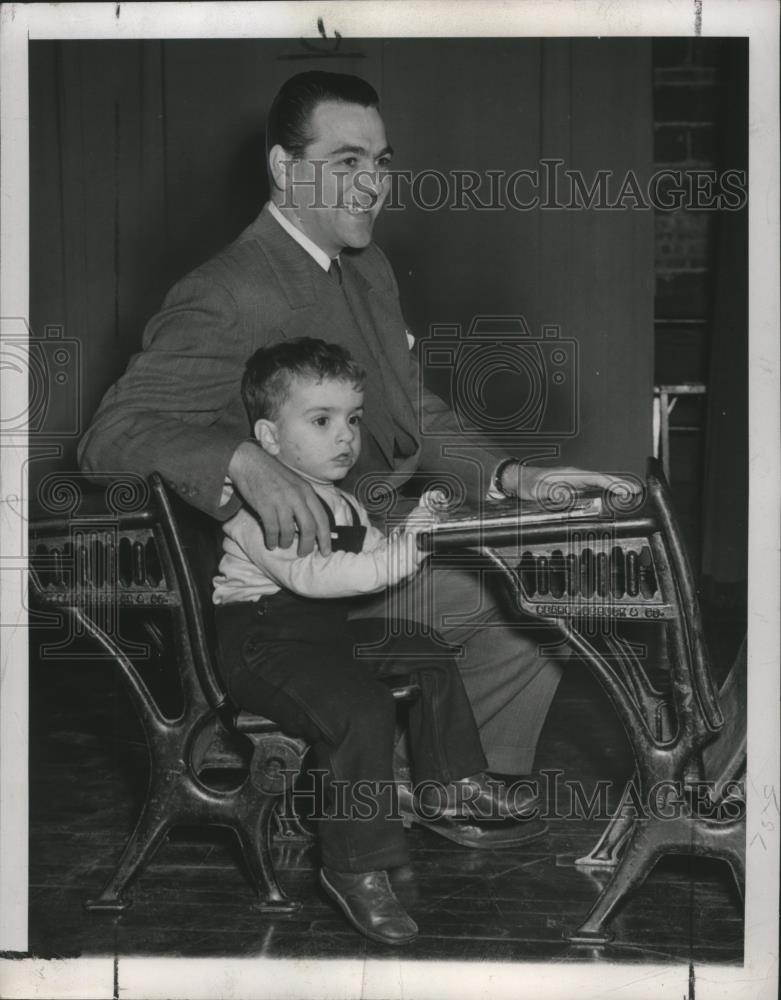 1944 Press Photo Lou Boudreau, Manager of Cleveland Indian with his son - Historic Images