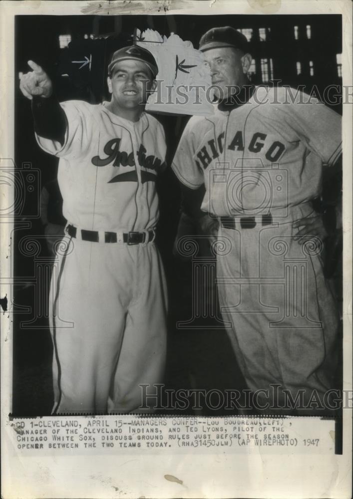 1947 Press Photo Lou Boudreau,Manager of Cleveland Indians with Ted Lyons - Historic Images