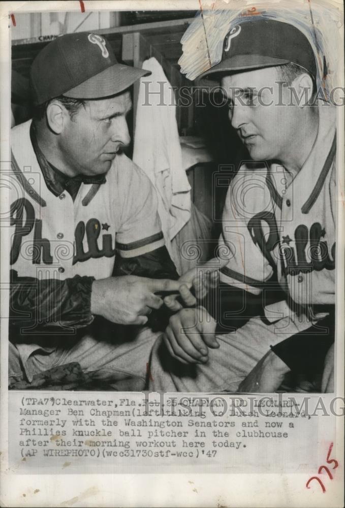 1947 Press Photo Ben Champman, Butch Leonard of Phillies Baseball in Clubhouse - Historic Images