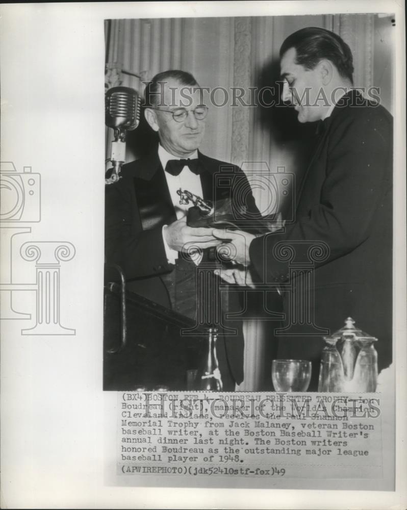 1949 Press Photo Lou Boudreau received the Paul Shannon Memorial Trophy - Historic Images