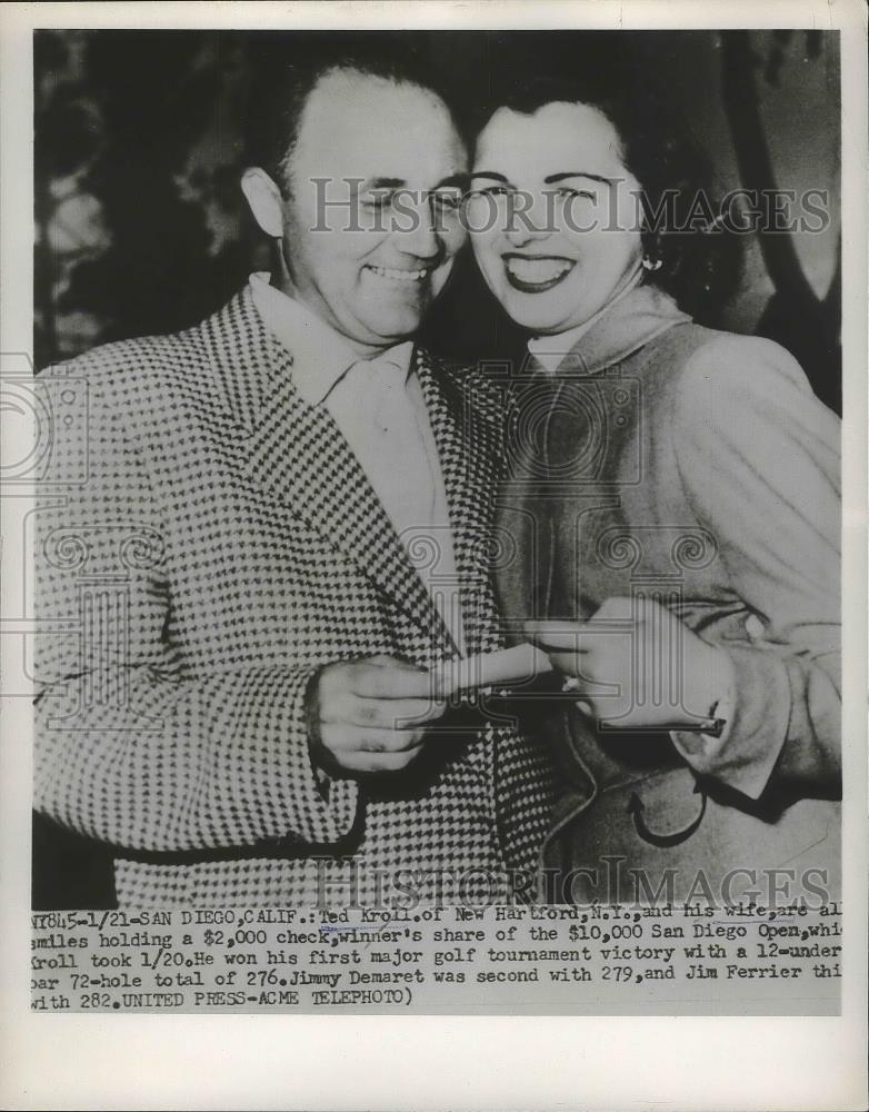 1952 Press Photo ed Kroll &amp; Wife Hold $2,000 Winning Check for Golf Victory - Historic Images